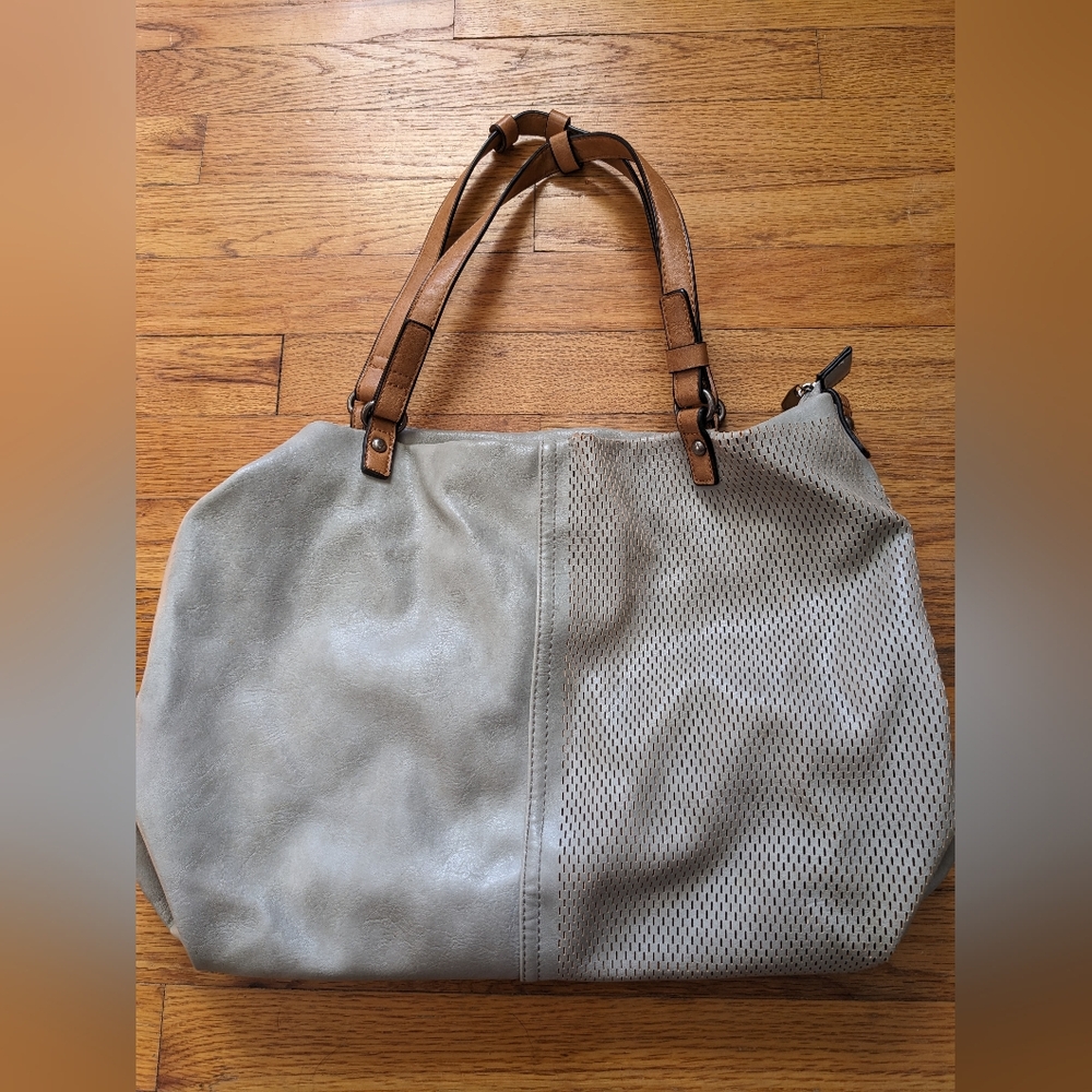 Beige shoulder strap purse